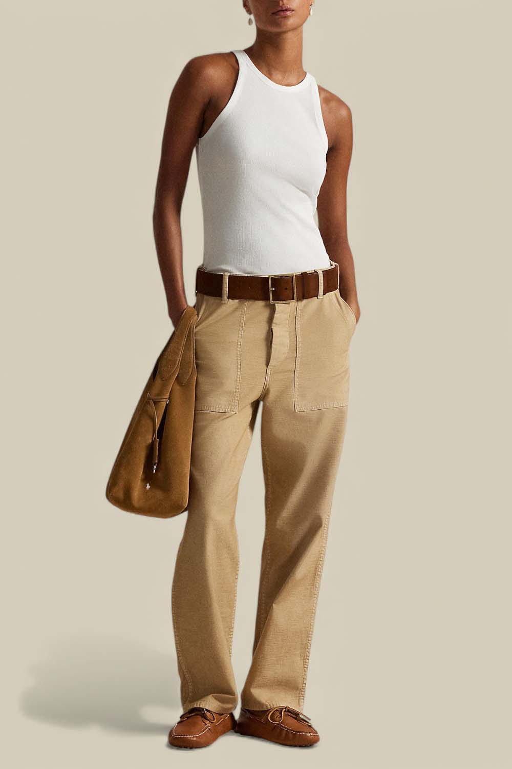 תמונת כל הלוק של מכנסיים בגזרה בינונית